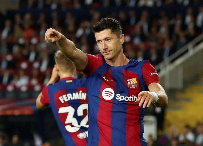 Povratek Roberta Lewandowskega v ekipo bi bil za Barcelono velika okrepitev pred derbijem z Realom. Foto Albert Gea/Reuters
