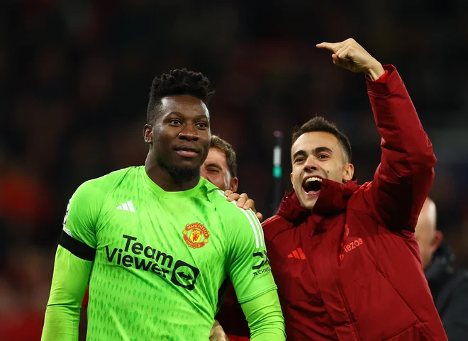 Andre Onana se je v torek praktično v trenutku prelevil v junaka Manchester Uniteda. Foto Molly Darlington/Reuters