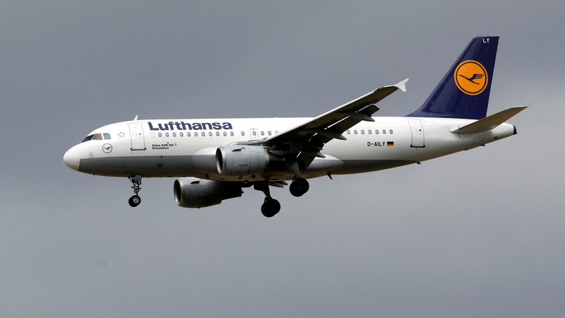 Fotografija: Lufthansa bo povezavo z Münchnom prihodnje leto okrepila z dodatnim dnevnim letom. Foto Benoit Tessier/Reuters
