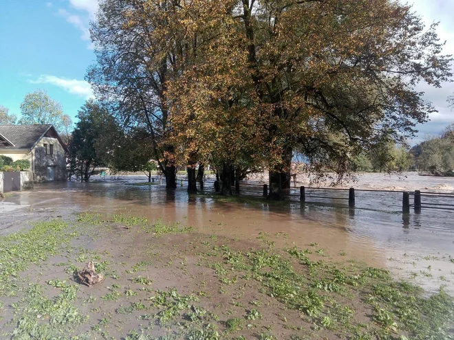 Poljanska Sora pri Škofji Loki je ponekod prestopila bregove, a ni pričakovati nadaljnjega naraščanja, saj je prenehalo deževati. FOTO: Vojko Urbančič
