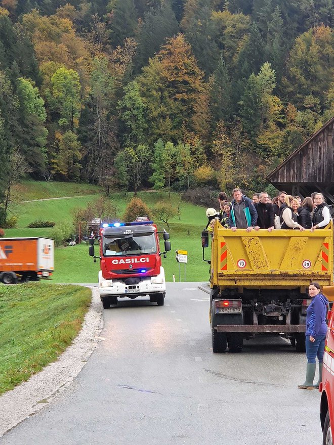Tako je potekala evakuacija zaposlenih iz podjetja Lotrič meroslovje. FOTO: Marko Gasser 