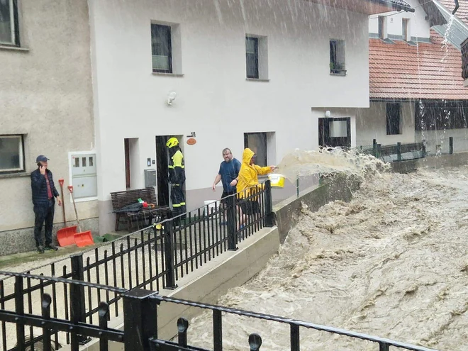 V Železnikih je bregove prestopila Selška Sora. FOTO: Marko Gasser