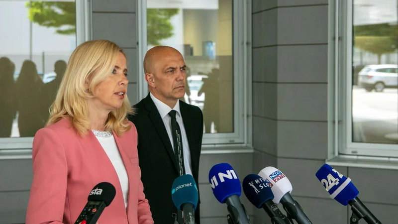 Fotografija: Nekdanja ministrica za notranje zadeve Tatjana Bobnar vztraja pri trditvi, da se je predsednik vlade vpletal v delo policije pri prijetju dveh ruskih vohunov. Medtem ko skupaj z nekdanjim šefom policije Boštjanom Lindavom razpravljata o podrobnostih pomembne zadeve, se varnostni strokovnjaki sprašujejo, komu to koristi? FOTO: Nace Hočevar/STA