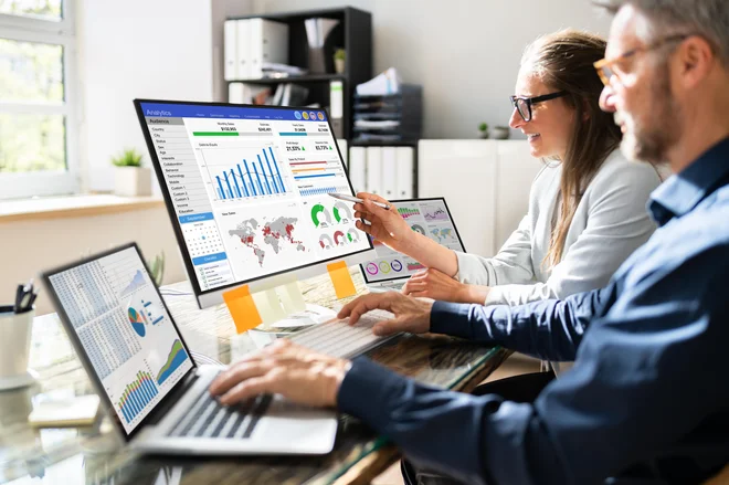 Pri digitalizaciji poročanja je treba zaposlene motivirati, da aktivno sodelujejo. Pomeni namreč, da se morajo naučiti delati z novimi platformami. FOTO: Andrey Popov/Shutterstock