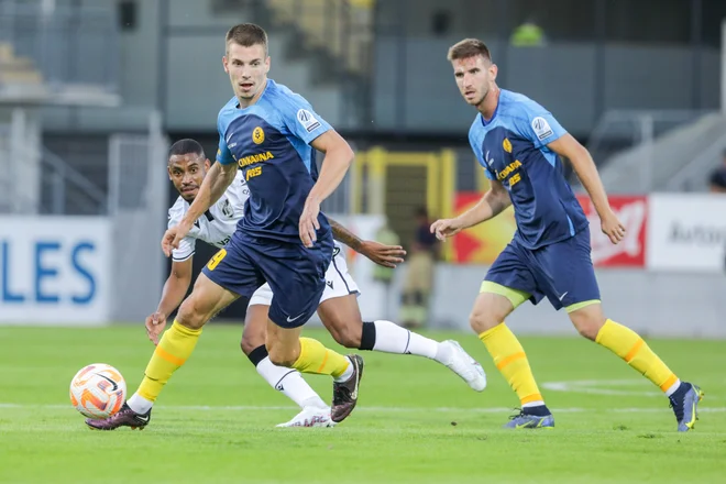 Strelec prvega gola v uvodni tekmi kola Damjan Vuklišević (desno), Mark Zabukovnik in drugi Celjani so pod taktirko trenerja Damirja Krznarja še drugič zmagali ter še povečali prednost na lestvici. FOTO: Voranc Vogel/Delo