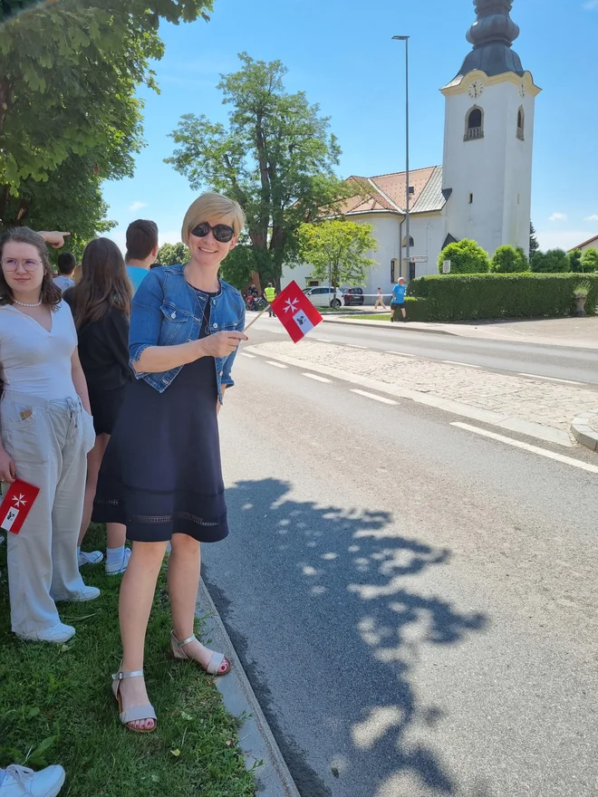 Z učenci na kolesarski dirki, ki je šla skozi Polzelo. FOTO: osebni arhiv