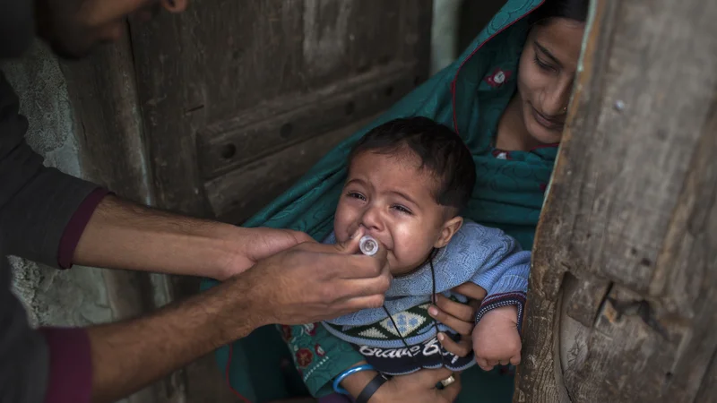 Fotografija: Neuspeh pri izkoreninjenju otroške paralize iz »še zadnjih preostalih trdnjav« bi lahko povzročil ponovni izbruh bolezni na globalni ravni. FOTO: Sara Farid/Reuters