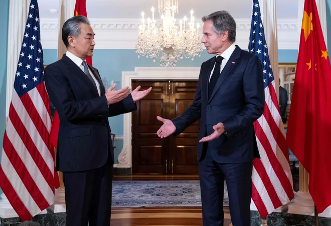 Kitajski zunanji minister Wang Yi in ameriški državni sekretar Antony Blinken kljub zaostrenim mednarodnim razmeram pripravljata srečanje predsednikov velesil na novembrskem vrhu Apeca. Foto Saul Loeb/AFP