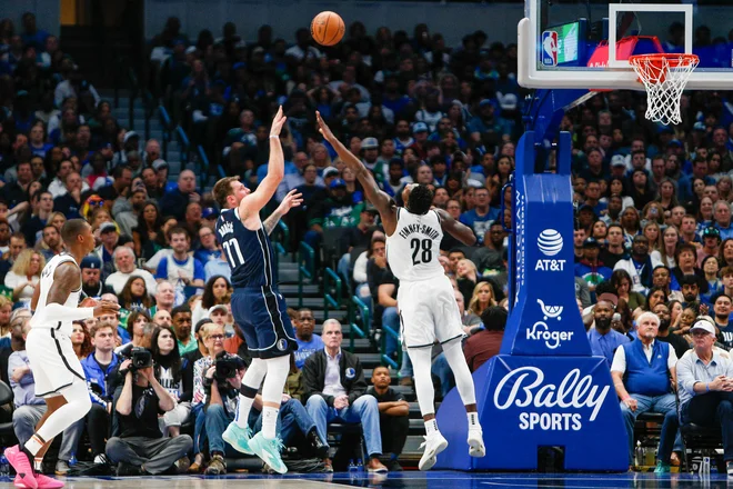 Luka Dončić je bil neustavljiv. Tudi njegov nekdanji soigralec Dorian Finney-Smith se je trudil zaman, saj je Ljubljančan zadeval kot za stavo. FOTO: Andrew Dieb/Usa Today Sports Via Reuters Con