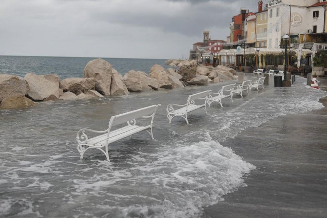 Tako je morje nekoč že poplavilo v Piranu. FOTO: Leon Vidic/Delo