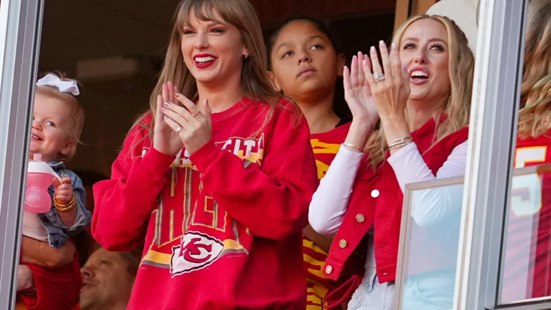 Fotografija: Sveže zaljubljena Taylor Swift na tekmi med Los Angeles Chargers in Kansas City Chiefs, za katere igra njen izbranec Travis Kelce. FOTO: Jay Biggerstaff/Usa Today Sports