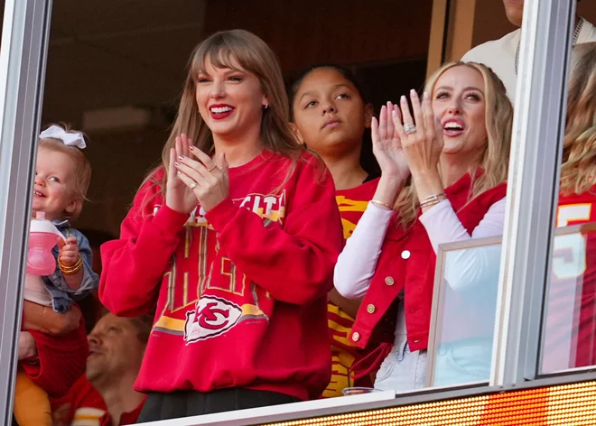 Sveže zaljubljena Taylor Swift na tekmi med Los Angeles Chargers in Kansas City Chiefs, za katere igra njen izbranec Travis Kelce. FOTO: Jay Biggerstaff/Usa Today Sports