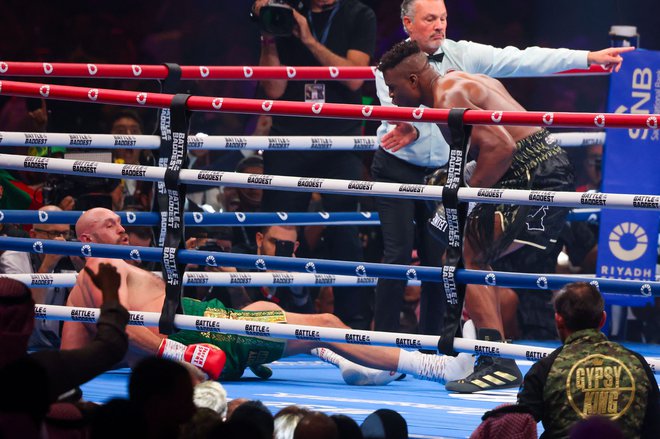 Tyson Fury se je v tretji rundi znašel na tleh. FOTO: Fayez Nureldine/AFP