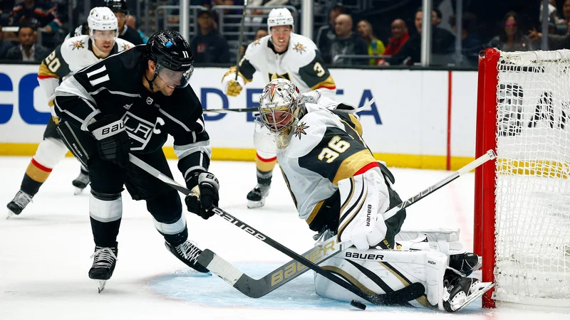 Fotografija: Anže Kopitar (levo) se tokrat ni vpisal med strelce ali podajalce. FOTO: Ronald Martinez/AFP