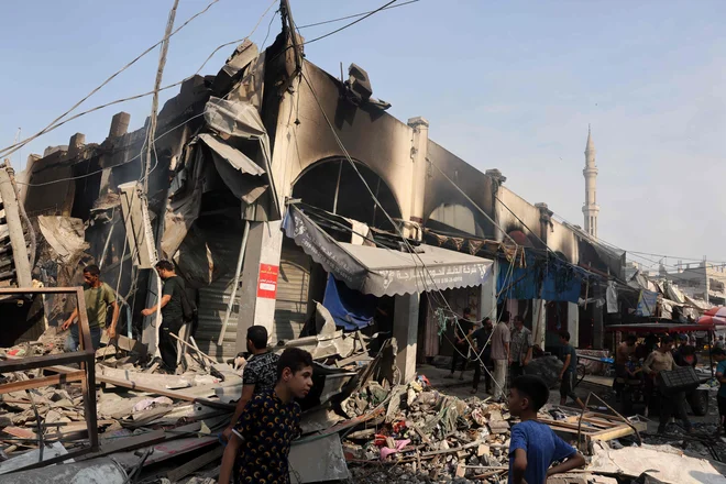 Včerajšnje razdejanje v Gazi po izraelskem napadu. FOTO: Mohammed Abed/AFP