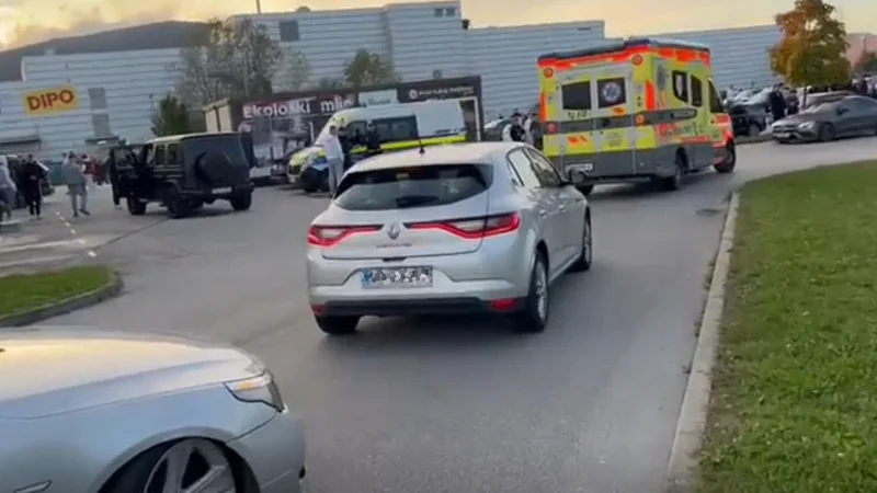 Fotografija: Na včerajšnjem shodu v Mariboru se je pojavila policija. FOTO: Bralka/Slovenske novice