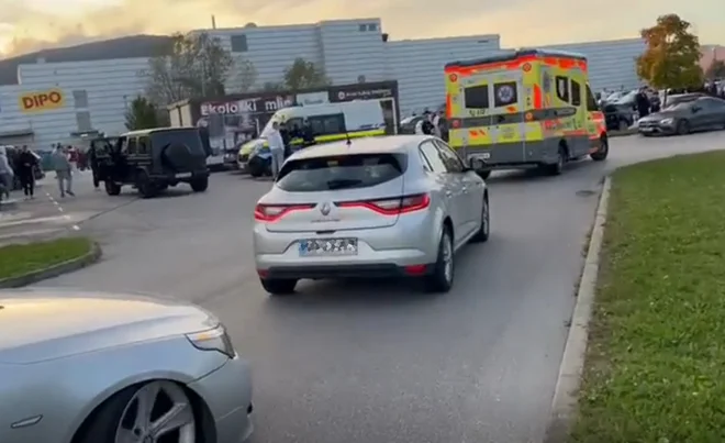 Na včerajšnjem shodu v Mariboru se je pojavila policija. FOTO: Bralka/Slovenske novice