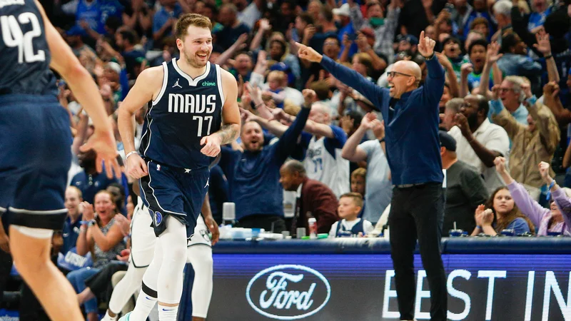 Fotografija: Dončićeve trojke se je razveselil tudi vsega vajeni Jason Kidd (desno). FOTO: Andrew Dieb/USA Today Sports