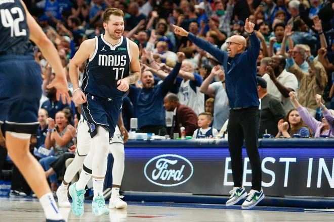 Dončićeve trojke se je razveselil tudi vsega vajeni Jason Kidd (desno). FOTO: Andrew Dieb/USA Today Sports