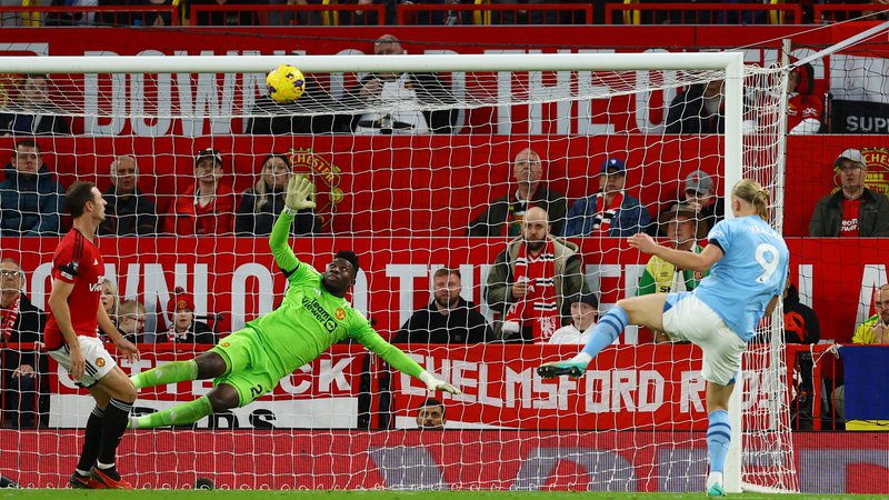 Fotografija: Tudi drugi gol Manchester Cityja je zabil Erling Haaland (desno). FOTO: Molly Darlington/Reuters