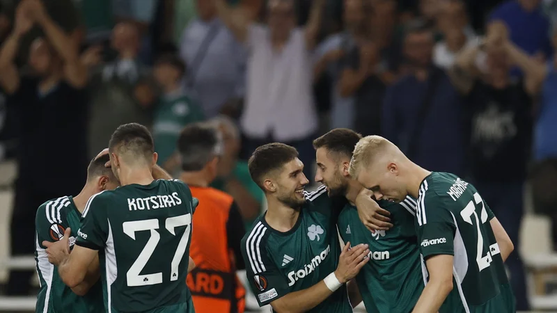 Fotografija: Adam Gnezda Čerin (v sredini), Andraž Šporar (drugi z desne) in Benjamin Verbič so bili junaki Panathinaikosove zmage za skok na vrh lestvice grškega prvesntva. FOTO: Alkis Konstantinidis/Reuters