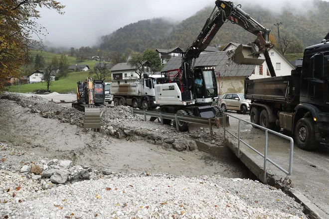Delavci, ki so bili zaradi poplav ali plazov doma, bodo dobili delno povračilo plač iz proračuna. FOTO: Leon Vidic/Delo