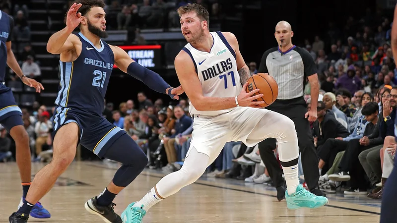 Fotografija: Luka Dončić se je na trenutke poigraval z obrambo Memphisa. Foto Justin Ford/AFP