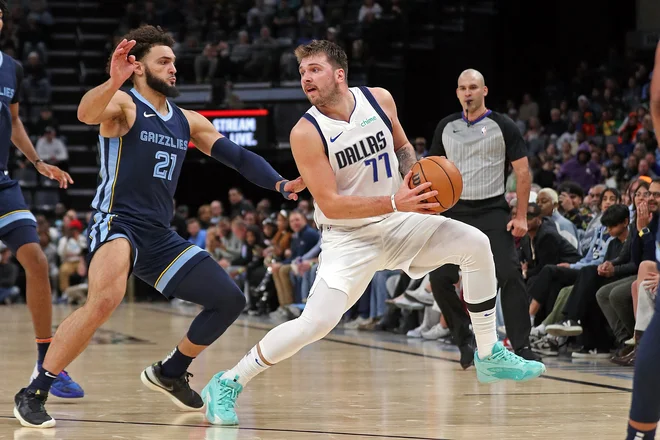 Luka Dončić se je na trenutke poigraval z obrambo Memphisa. Foto Justin Ford/AFP