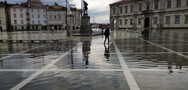 Tako je Piran poplavilo novembra leta 2019. Danes pa so gasilci pred Tartinijevim trgom postavili protipoplavno baražo in potopne črpalke. FOTO: Boris Šuligoj