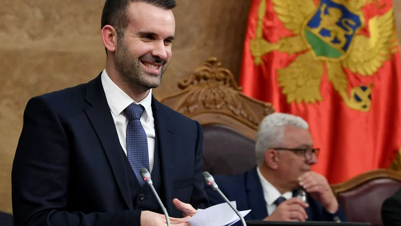 Fotografija: Skoraj pet mesecev po parlamentarnih volitvah je Črna gora danes zjutraj dobila svojo 44. vlado, vodil jo bo Milojko Spajić, predsednik vladajoče stranke Gibanje Evropa zdaj. FOTO: Savo Prelevic/AFP