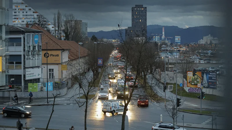 Fotografija: Več cest je zaprtih zaradi deževja, v višjih legah se sneg oprijemlje cestišč. FOTO: Jože Suhadolnik/Delo