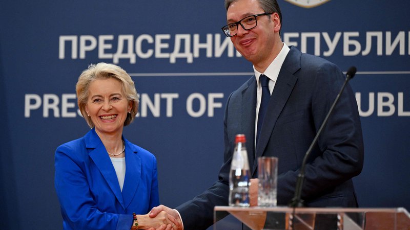 Fotografija: Predsednica Evropske komisije Ursula Von der Leyen je  srbskega predsednika Aleksandra Vučića opomnila, da si želi Srbijo v EU, vendar mora uskladiti zunanjo politiko. FOTO: Andrej Isaković/AFP