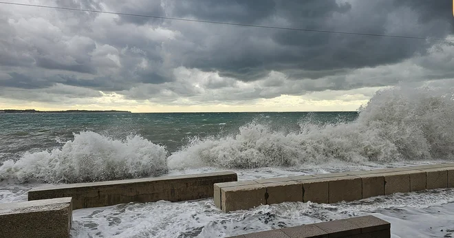 Sreča za Piran, da je jugozahodnik zapihal ob oseki. Foto Boris Šuligoj