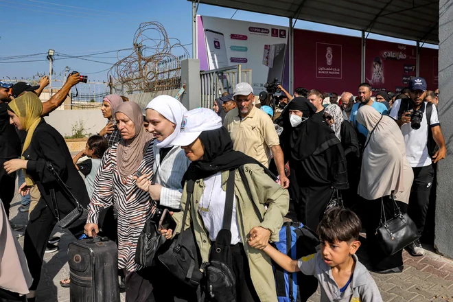 Množice čakajo pred mejnim prehodom v Egipt. FOTO: Mohammed Abed/AFP