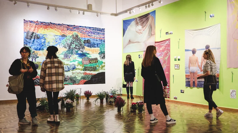 Fotografija: Razstava je zvesta generaciji in upošteva celoten spekter čustvovanja ter vključuje pop kulturne reference in fenomene, ki bi lahko bili zavrženi kot trivialni. FOTO: Janez Klenovšek