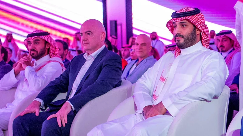 Fotografija: Savdski kronski princ Mohamed bin Salman (desno) ob predsedniku Svetovne nogometne zveze Gianniju Infantinu. FOTO: Reuters