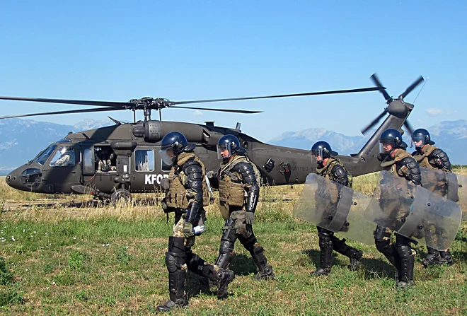 Natova mirovna misija na Kosovu KFOR je glavno jamstvo miru v regiji, zaradi zaostrovanja varnostnih razmer v preteklih mesecih so baze te misije polne do zadnjega kotička. FOTO: Sonja Merljak /Delo