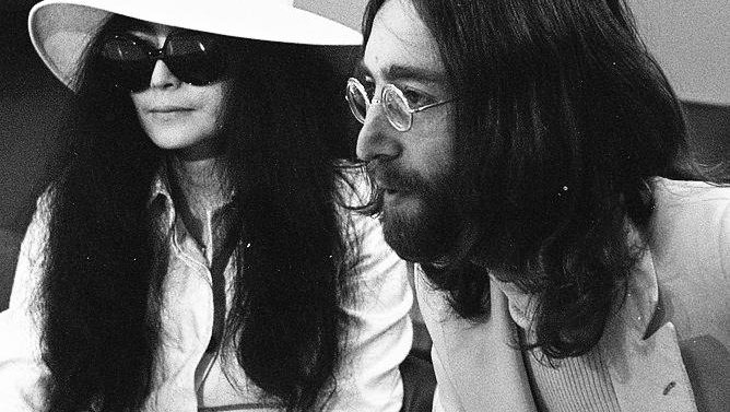 Fotografija: Lani so Chapmanu že dvanajstič zavrnili prošnjo za pogojno izpustitev. Za zavrnitvami naj bi stala Yoko Ono, ki je bila z Lennonom na dan njegove smrti na fotografiranju za revijo Rolling Stone. FOTO: Wikipedia