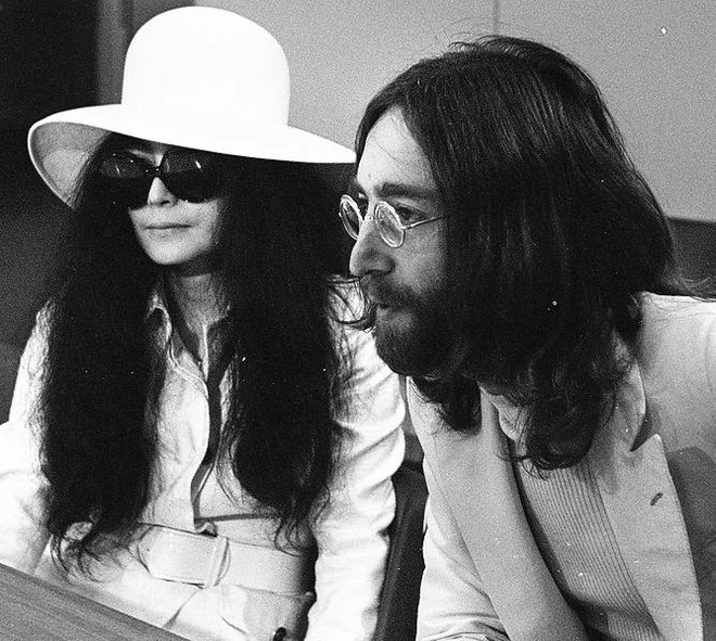 Lani so Chapmanu že dvanajstič zavrnili prošnjo za pogojno izpustitev. Za zavrnitvami naj bi stala Yoko Ono, ki je bila z Lennonom na dan njegove smrti na fotografiranju za revijo Rolling Stone. FOTO: Wikipedia