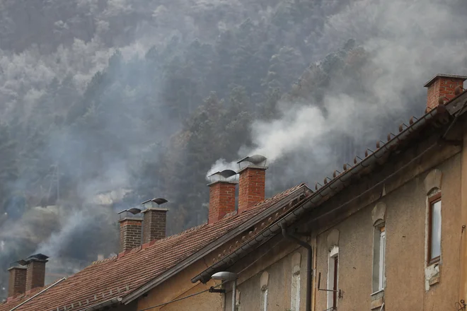 Ob povišanih koncentracijah delcev v zraku na NIJZ priporočajo zmanjšanje fizičnih aktivnosti, zlasti na prostem. FOTO: Leon Vidic/Delo