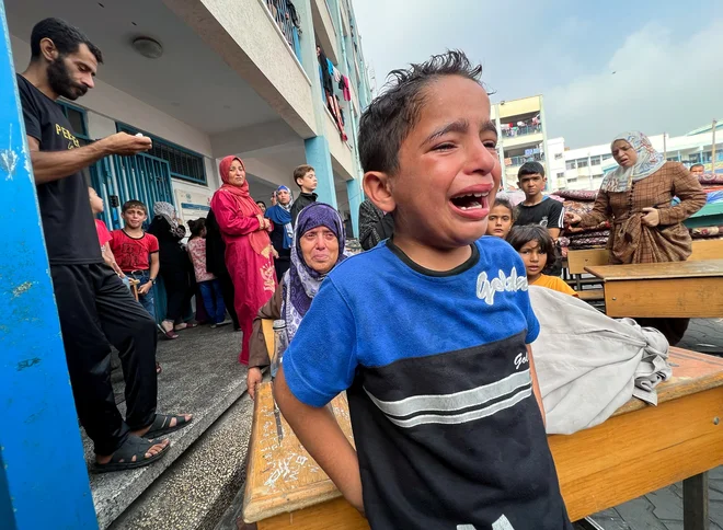 Zaradi bombardiranja Gaze naj bi umrlo že več kot 3500 otrok. FOTO: Foto Stringer/Reuters
