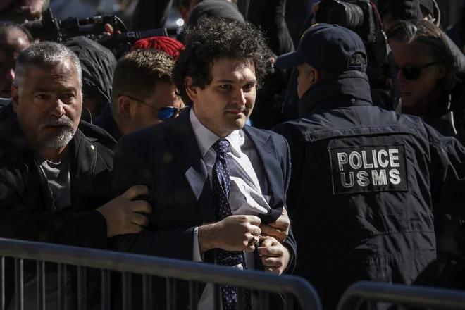 Sam Bankman-Fried je na sodišču priznal, da so bile pri obvladovanju tveganj storjene napake, a zatrdil, da nikoli ni nikogar namerno ogoljufal. FOTO: Ed Jones/AFP