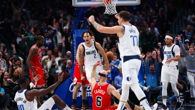 Fotografija: Luka Dončić je med tekmo s Chicagom pogosto delil zadovoljstvo s soigralci. FOTO: Kevin Jairaj/USA Today Sports