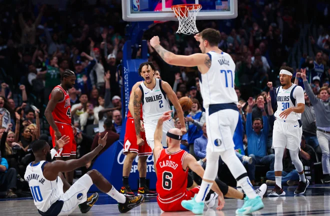 Luka Dončić je med tekmo s Chicagom pogosto delil zadovoljstvo s soigralci. FOTO: Kevin Jairaj/USA Today Sports