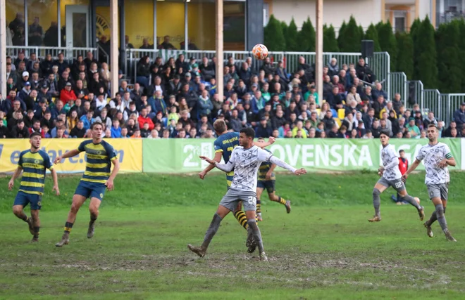 Pokalni dvoboj Brinja in Olimpije je pritegnil v Grosuplje kljub dežju veliko gledalcev. FOTO: Dejan Javornik