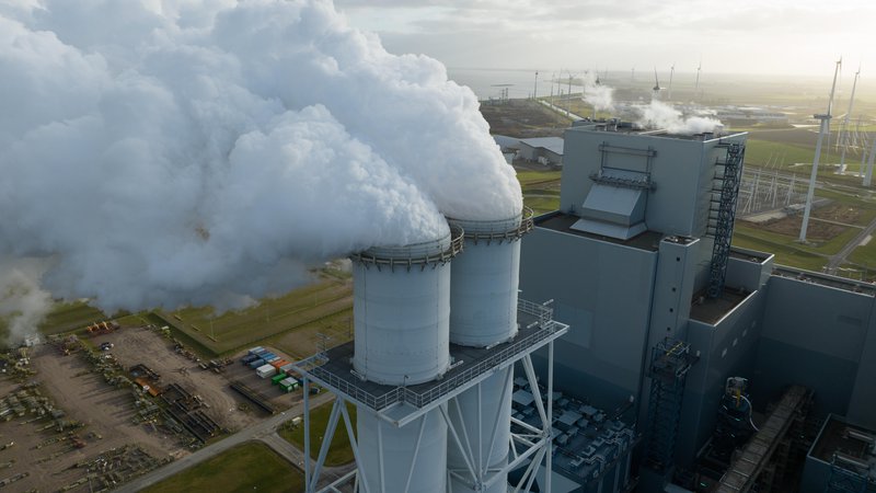 Fotografija: Tehnologij, kot je CCS, nikakor ni primerno uporabiti v sektorju energetike, kjer je na voljo ogromno nizkoogljičnih in stroškovno ugodnih tehnologij, poudarjajo na ministrstvu za okolje, podnebje in energijo. FOTO: Make more aerials/Shutterstock