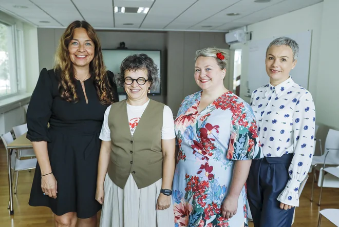Anne-Grete Kaldahl, Janja Žmavc, Arlene Holmes-Henderson in Lisa Storm Villadsen pred pogovorom. Igor Ž. Žagar je na okrogli mizi sodeloval na daljavo.