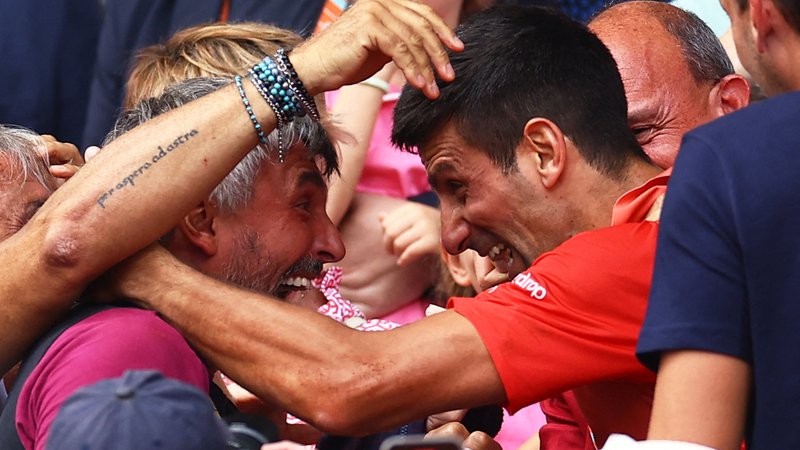 Fotografija: Goran Ivanišević in Novak Đoković po finalni zmagi na letošnjem odprtem prvenstvu Francije. FOTO: Lisi Niesner/Reuters