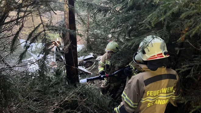Avstrijsko državno tožilstvo je odredilo zaseg razbitin letala in obdukcijo trupel. FOTO: Thomas Keidel/AFP
