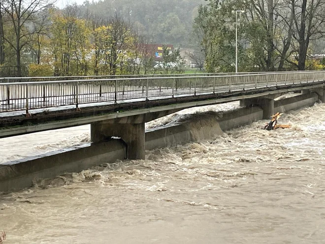 Most pri Planiki, pod katerim vodi glavna kanalizacijska cev, je že drugič v nemilosti deroče vode. FOTO: MOK